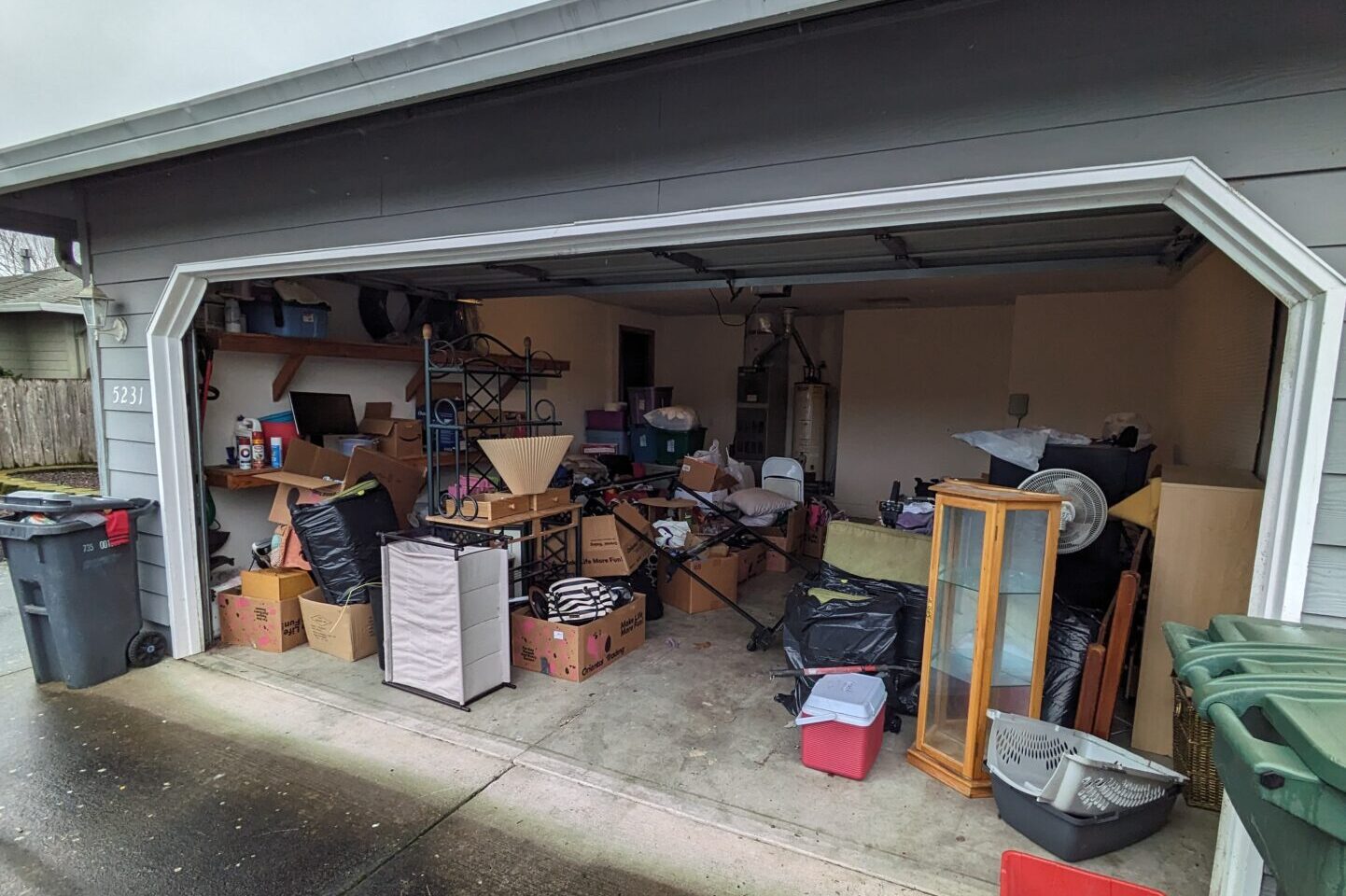 PXL_20240108_192145511 Garage with unwanted household items